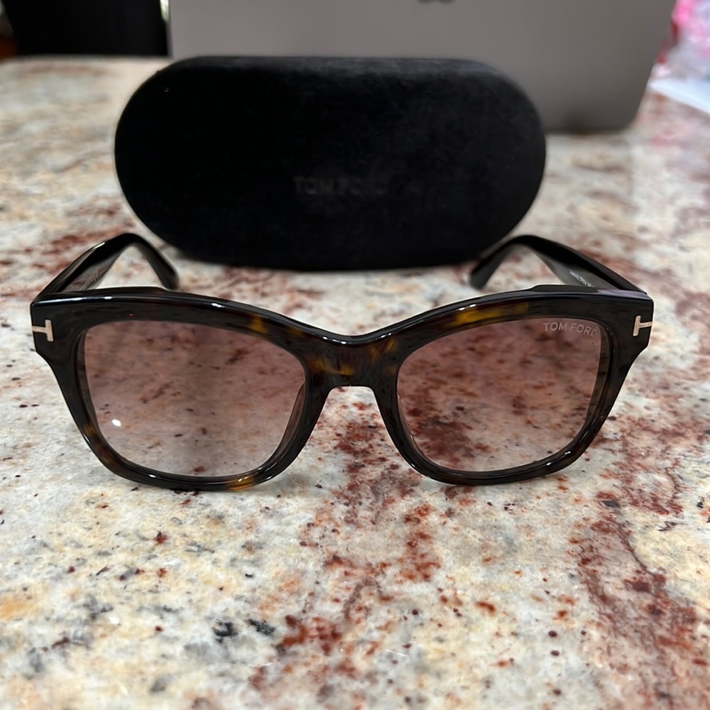 Like New! Tom Ford Lauren Sunglasses in Dark Havana. (6468992941)